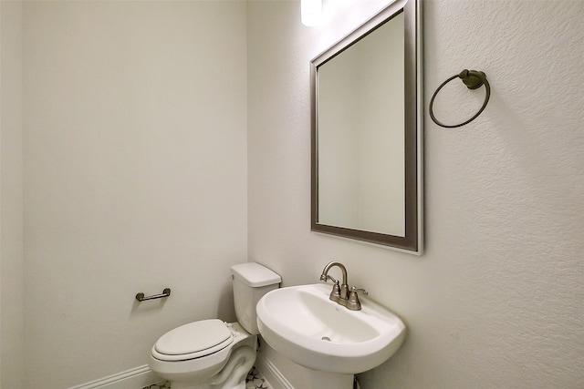 9923 Hunters Run Dr, Missouri City, TX 77459 - half bathroom featuring a sink and toilet