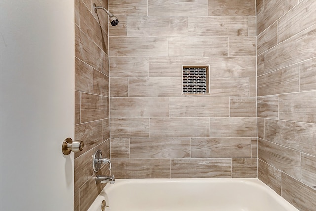 bathroom with tiled shower / bath combo