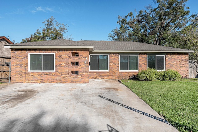 single story home featuring a front yard