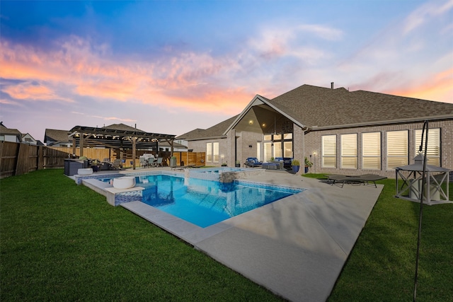 pool at dusk featuring a pergola, an in ground hot tub, a yard, and a patio