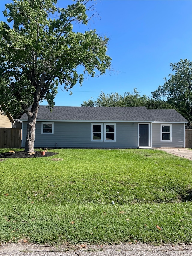 single story home with a front lawn