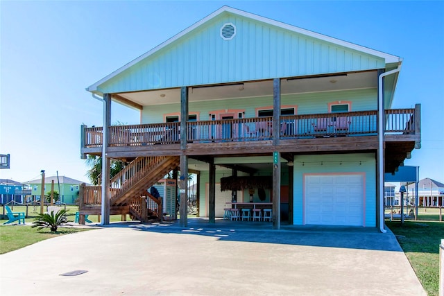 view of front of house featuring covered porch and a garage