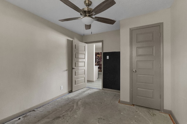 empty room featuring ceiling fan and a textured ceiling