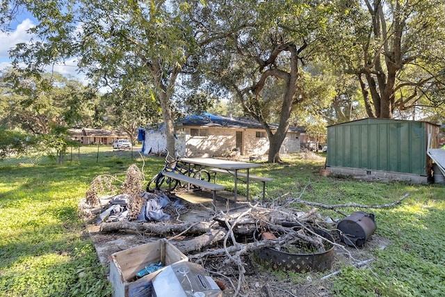 view of yard with an outbuilding