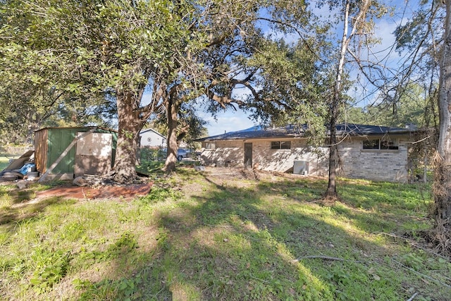 view of yard with a storage unit