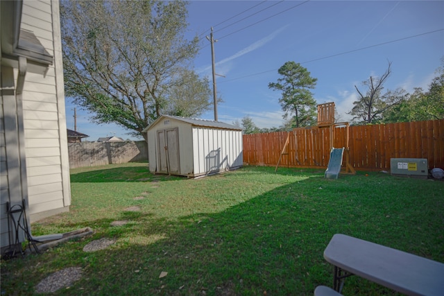 view of yard with a shed