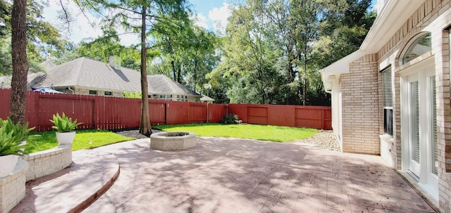 view of patio featuring an outdoor fire pit