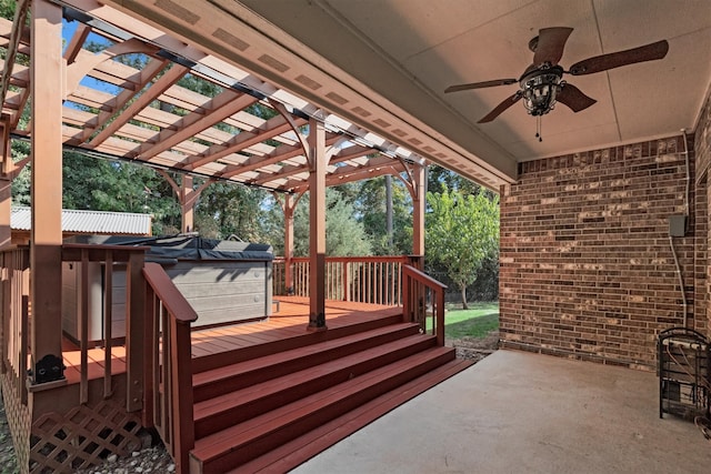 deck with a jacuzzi, a pergola, a patio, and ceiling fan