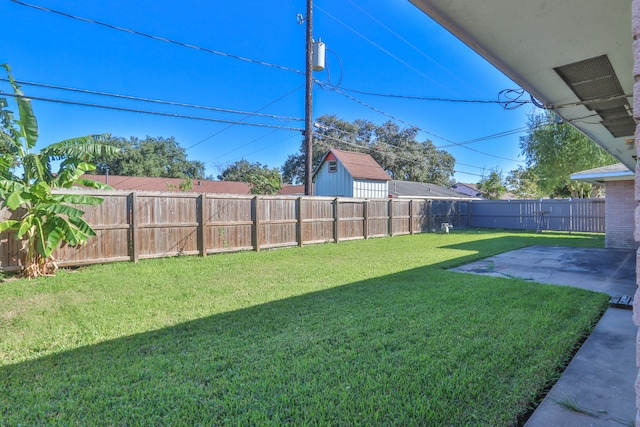 view of yard featuring a patio area