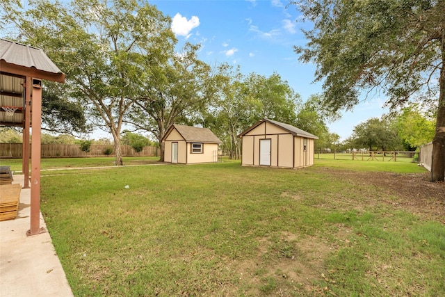 view of yard featuring a shed