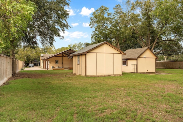 view of yard featuring a storage unit