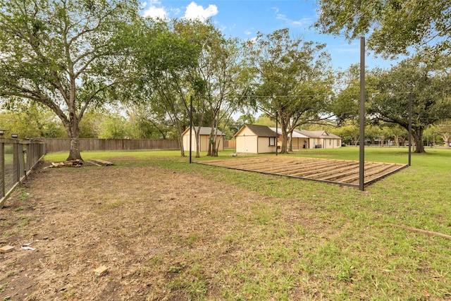 view of yard featuring a storage shed