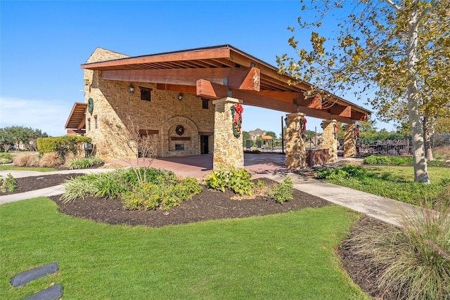 view of home's community featuring a yard