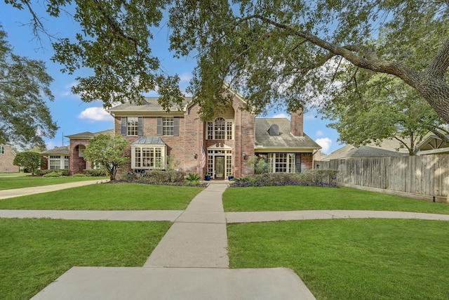 view of front facade featuring a front yard