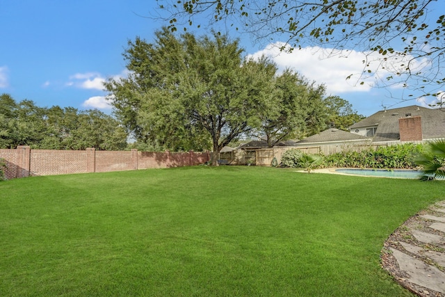 view of yard featuring a fenced in pool