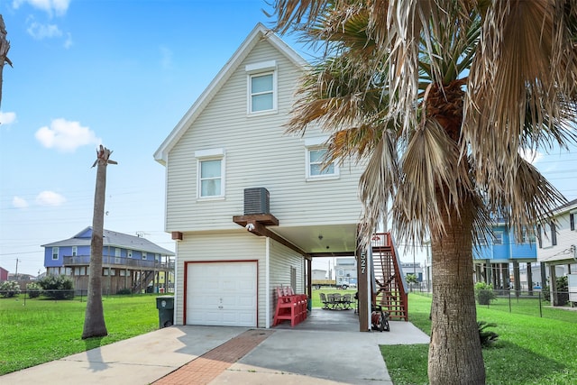 view of front of property featuring a front yard and a garage