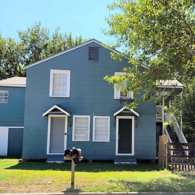 view of front of house featuring a front lawn