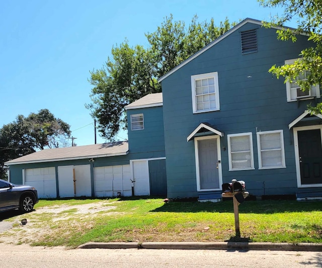 view of front property featuring a front lawn