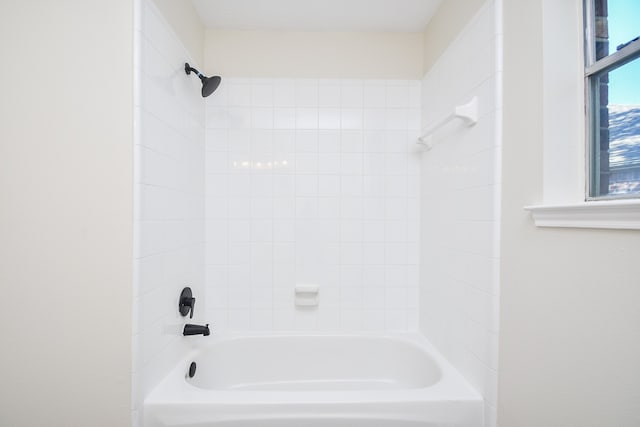 bathroom featuring tiled shower / bath