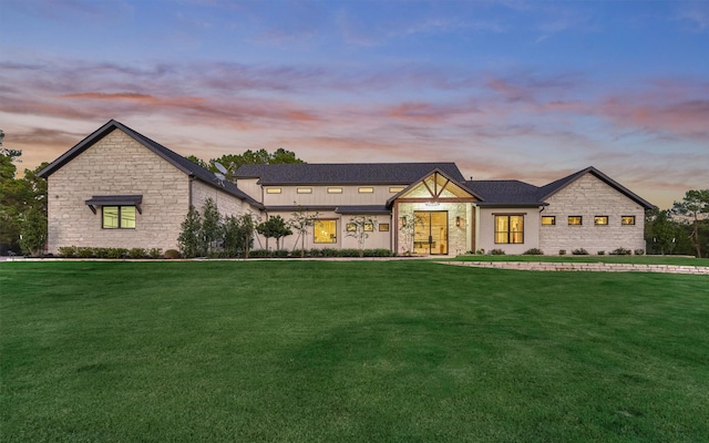 view of front of property featuring a lawn