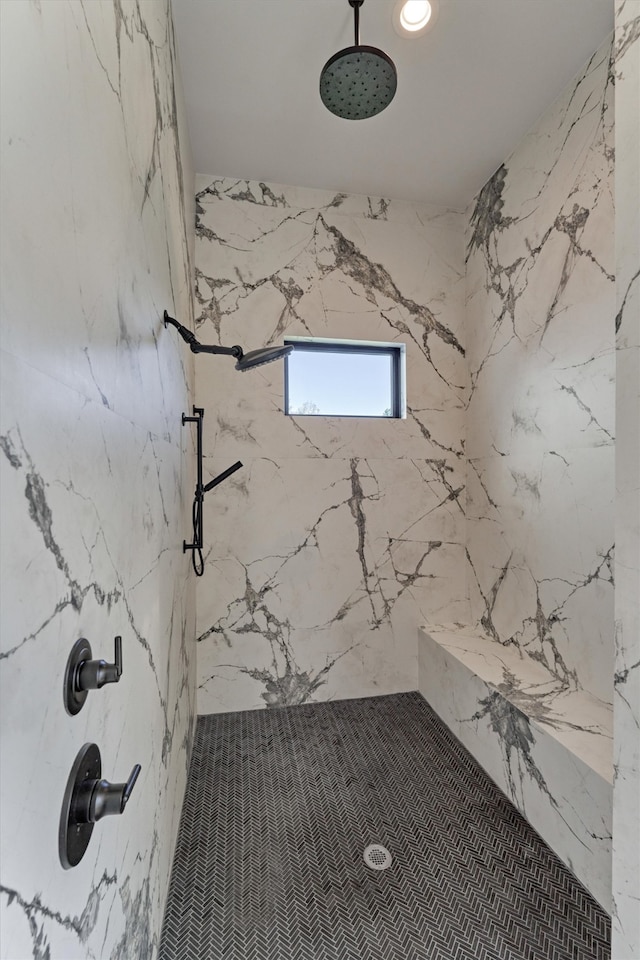 bathroom featuring a tile shower