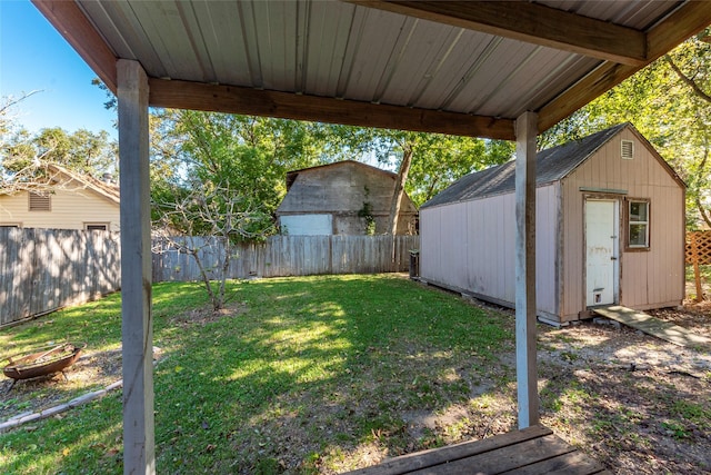 view of yard featuring a storage shed