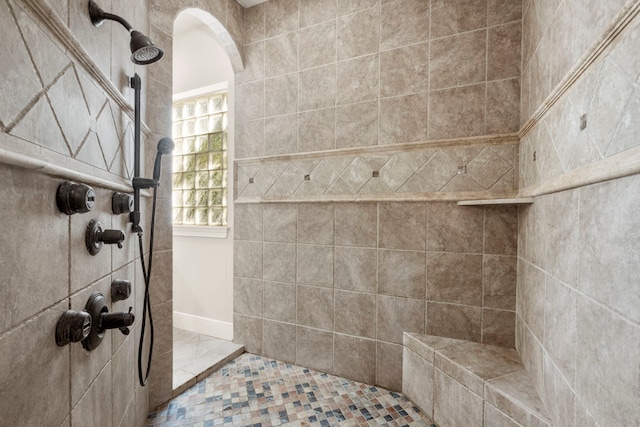 bathroom featuring tiled shower