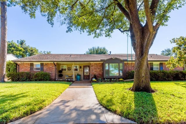 ranch-style home featuring a front lawn