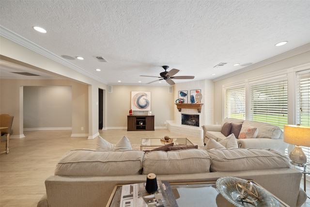 living room featuring a textured ceiling, light hardwood / wood-style floors, ceiling fan, and crown molding