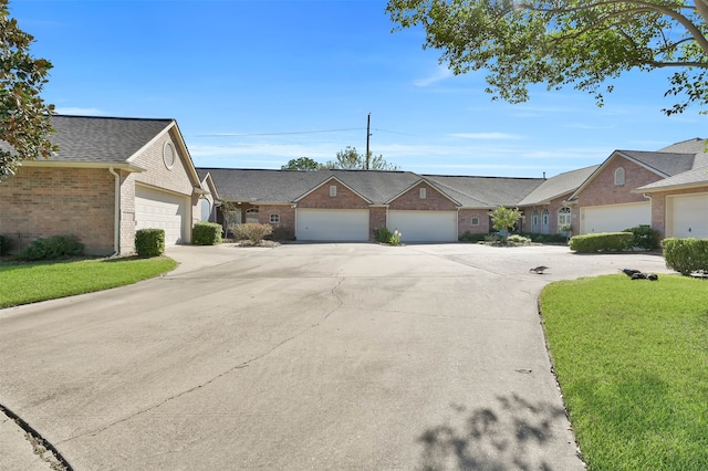 single story home with a front lawn