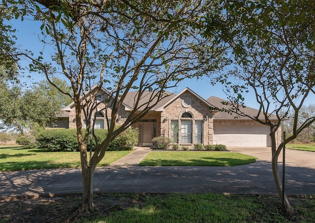 view of front of home featuring a front yard and a garage