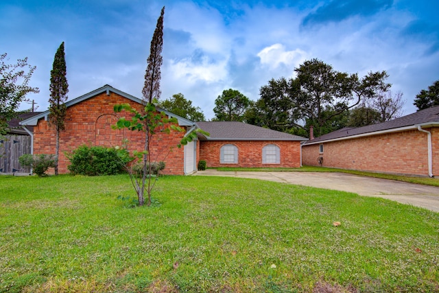 single story home with a front yard