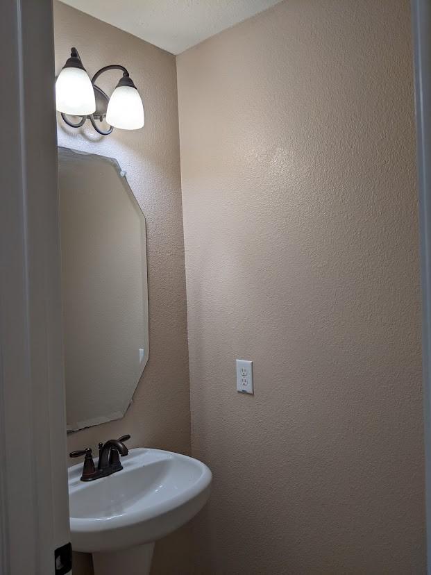 bathroom featuring sink