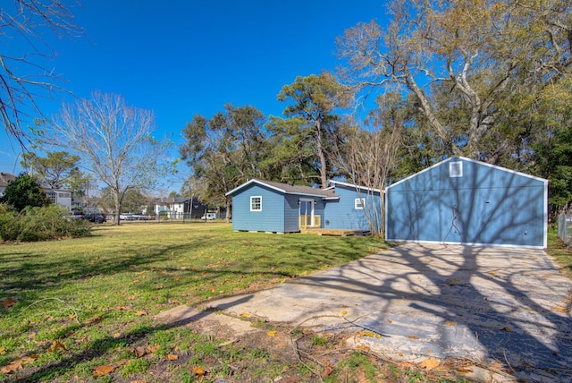 view of yard featuring an outdoor structure