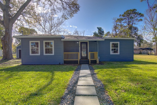 view of front of property featuring a front yard