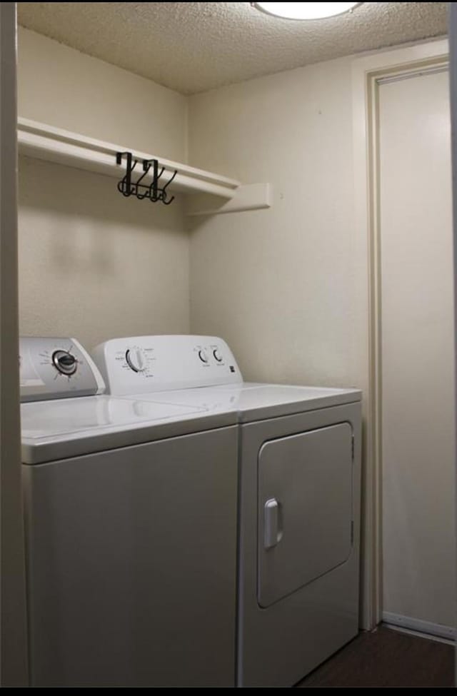 laundry area featuring a textured ceiling and independent washer and dryer