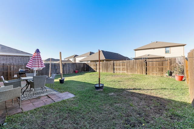 view of yard featuring a patio area