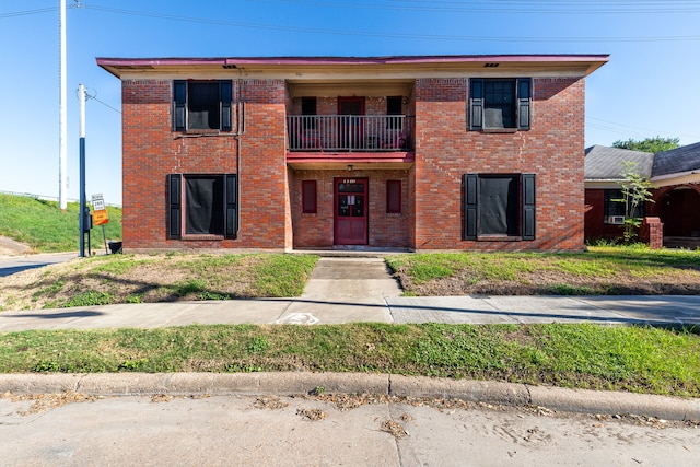 view of front of property featuring a balcony