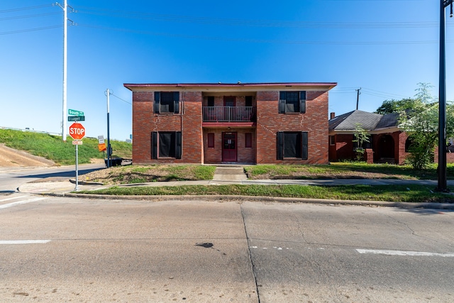 view of front of home featuring a balcony