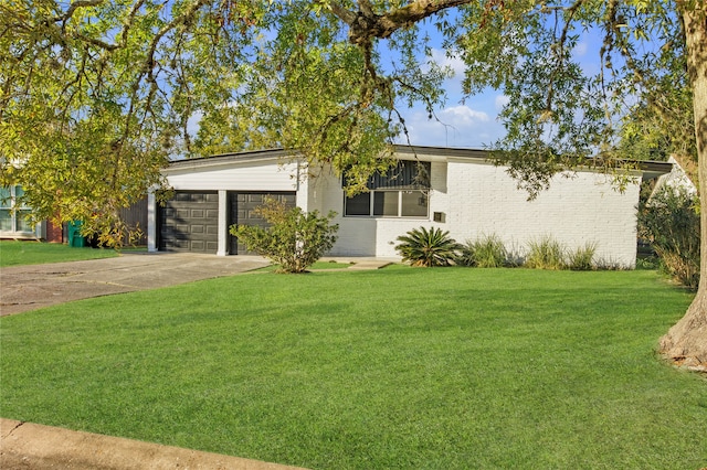 view of front facade featuring a front yard and a garage