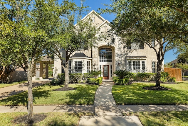 view of front of property featuring a front lawn