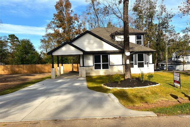 view of front of home featuring a front yard and a carport