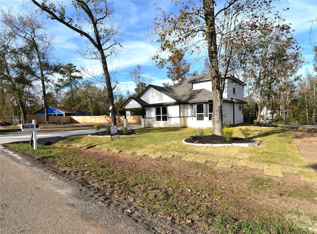 view of front facade featuring a front yard