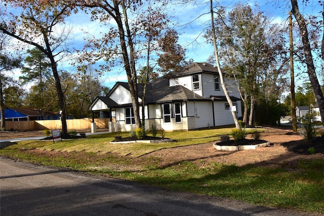 view of front of house featuring a front yard