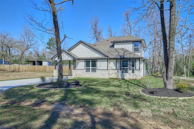 view of front of property with a front yard