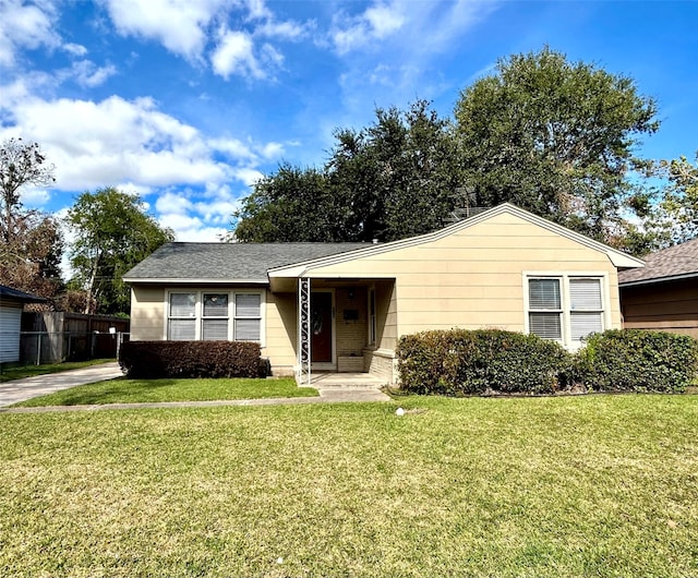 view of front of house with a front yard