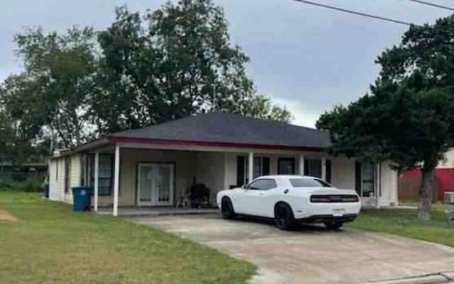 view of front of property with a front yard