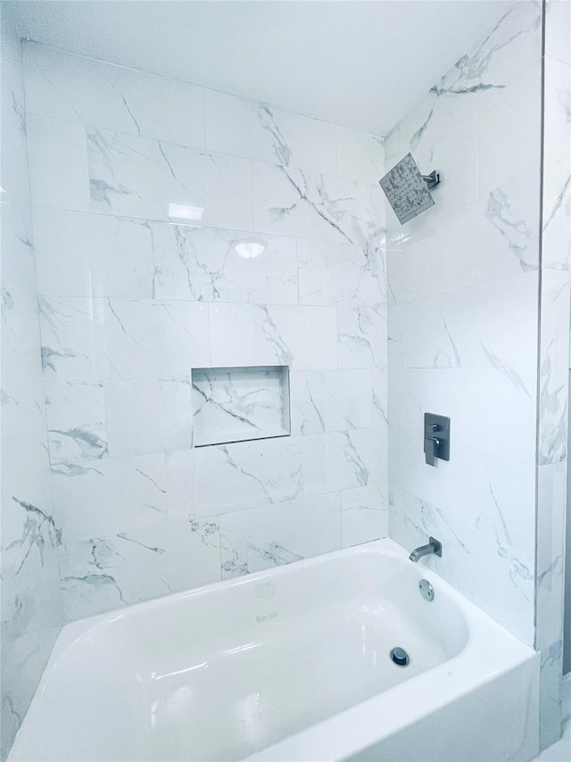 bathroom featuring tiled shower / bath combo