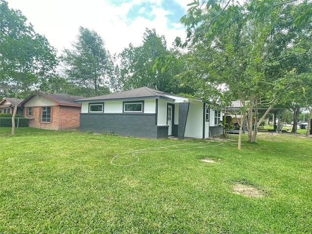 single story home featuring a front lawn