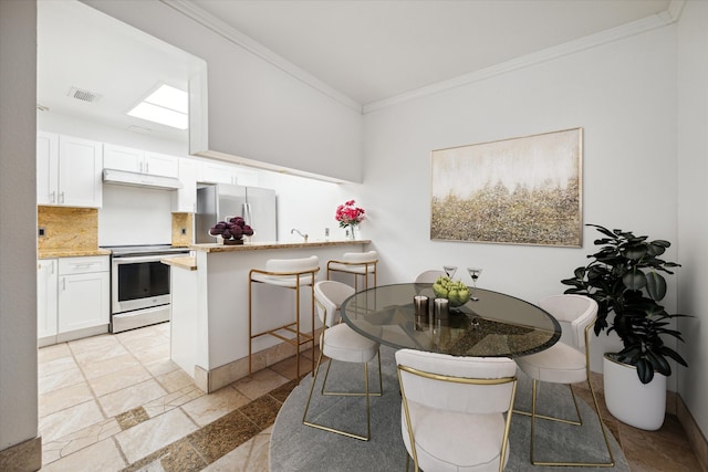 dining area with ornamental molding